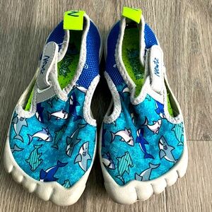 Newtz Toddler Boys 7/8 water 💦 & romp around shoes; great condition!